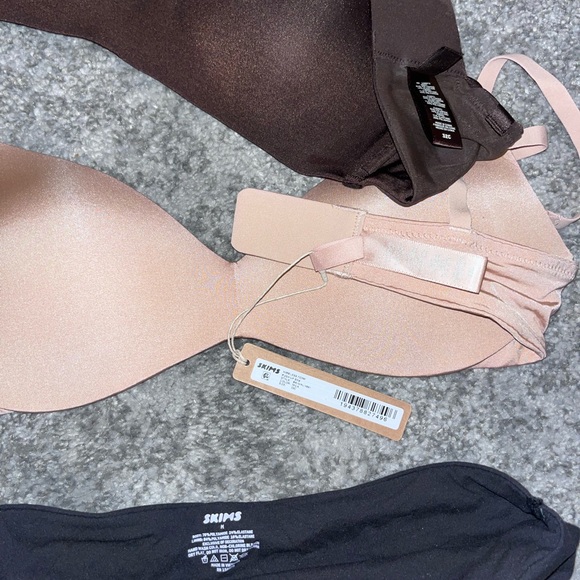 Seamless Nude and Black Bra Set - Picture 2 of 2